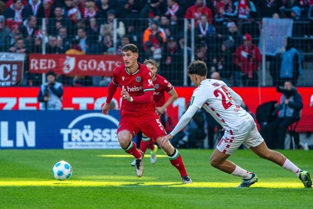 On the ball Phil Neumann Hannover 96, 05 1 FC Koeln vs Hannover 96, Football, 2 Bundesliga, Matchday 14, Season 2024 2025, 30 11 2024 1 FC Koeln vs Hannover 96, Football, 2 Bundesliga, Matchday 14, Season 2024 2025, 30 11 2024 Koeln Copyright: xEibner-Pressefoto JustinxDerondex EP_JDU