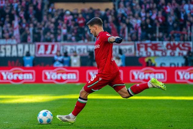 Enzo Leopold Hannover 96, 08 with the free kick 1 FC Koeln vs Hannover 96, Football, 2 Bundesliga, Matchday 14, Season 2024 2025, 30 11 2024 1 FC Koeln vs Hannover 96, Football, 2 Bundesliga, Matchday 14, Season 2024 2025, 30 11 2024 Koeln Copyright: xEibner-Pressefoto JustinxDerondex EP_JDU