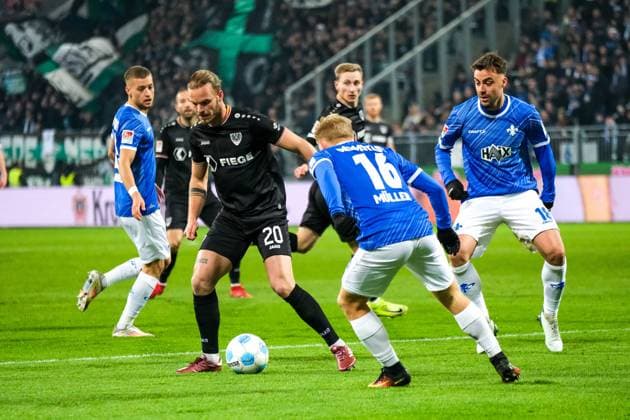 Jorrit Hendrix Preußen Muenster, 20 on the ball, next to Andreas Mueller SV Darmstadt 98, 16 Philipp Förster SV Darmstadt 98, 18 , GER, SV Darmstadt 98 vs Preußen Muenster, Soccer, 2 Bundesliga, Matchday 14, Season 2024 2025, 30 11 2024 DFL REGULATIONS PROHIBIT ANY USE OF PHOTOGRAPHS as IMAGE SEQUENCES and or QUASI VIDEO GER, SV Darmstadt 98 vs Preußen Muenster, Football, 2 Bundesliga, Matchday 14, Season 2024 2025, 30 11 2024 Darmstadt Copyright: xEibner-Pressefoto FlorianxWieganx EP_FWD