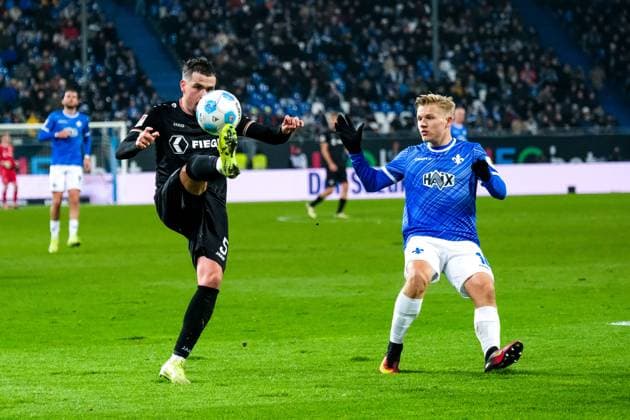 Yassine Bouchama Preußen Muenster, 05 in duel with Andreas Mueller SV Darmstadt 98, 16 , GER, SV Darmstadt 98 vs Preußen Muenster, Football, 2 Bundesliga, Matchday 14, Season 2024 2025, 30 11 2024 DFL REGULATIONS PROHIBIT ANY USE OF PHOTOGRAPHS as IMAGE SEQUENCES and or QUASI VIDEO GER, SV Darmstadt 98 vs Preußen Muenster, Football, 2 Bundesliga, Matchday 14, Season 2024 2025, 30 11 2024 Darmstadt Copyright: xEibner-Pressefoto FlorianxWieganx EP_FWD