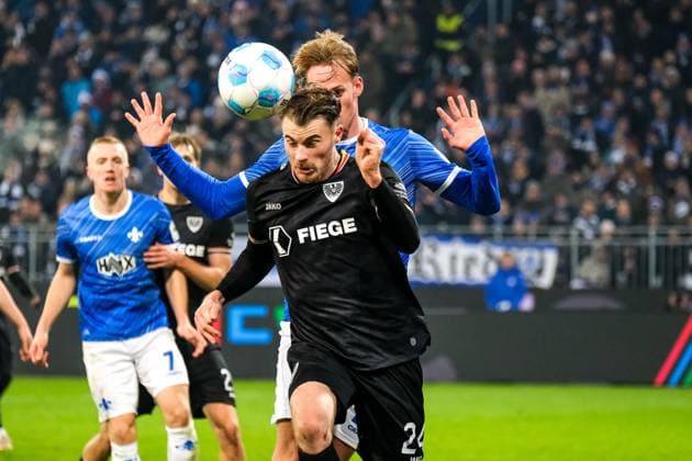 Lukas Frenkert Preußen Muenster, 29 in duel with Oscar Vilhelmsson SV Darmstadt 98, 29 , GER, SV Darmstadt 98 vs Preußen Muenster, Soccer, 2 Bundesliga, Matchday 14, Season 2024 2025, 30 11 2024 DFL REGULATES PROHIBIT ANY USE OF PHOTOGRAPHS as IMAGE SEQUENCES and or QUASI VIDEO GER, SV Darmstadt 98 vs Preußen Muenster, Football, 2 Bundesliga, Matchday 14, Season 2024 2025, 30 11 2024 Darmstadt Copyright: xEibner-Pressefoto FlorianxWieganx EP_FWD
