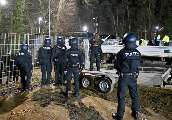 30 11 2024, xfux, Fußball 2 Bundesliga, SV Darmstadt 98 Preussen Münster, emspor, v l Fans or Ultras of Preußen Münster storm from the parking lot for guest fans towards the forest after the game The police are able to push some of the fans back into the parking lot Afterwards there is a confrontation with the police, which can finally push the fans back to the parking lot Obviously because there are not enough police forces and because of the cold, the fans are allowed to drive home without being checked despite the riots Fans, fan, fan block, Mood, scarf, scarves, flag, flags, emotion of SC Preußen Münster Preussen Muenster Violence, riot, riots, rioting, police, fan, fans, Ultras, hooligans, BFE, dog squad, masking, riot, fan riots, riots, rioting, brawl, Security, Sicherheitsdienst DFL DFB REGULATIONS PROHIBIT ANY USE OF PHOTOGRAPHS as IMAGE SEQUENCES and or QUASI VIDEO Licensing of the photographic work to and or by SV Darmstadt 1898 e V and subsidiaries is not permitted No release of or sale to SV Darmstadt 1898 e V Darmstadt