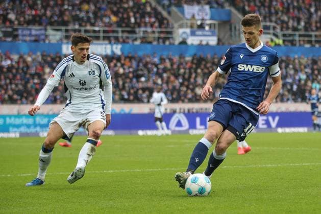 Marvin Wanitzek Karlsruher SC, 10 vs Dennis Hadzikadunic Hamburger SV, 5 , Karlsruher SC vs Hamburger SV, Football, 2 Bundesliga, Matchday 14, 2024 2025, 01 12 2024, DFL REGULATES PROHIBIT ANY USE OF PHOTOGRAPHS AS IMAGE SEQUENCES AND OR QUASI VIDEO, Karlsruher SC vs Hamburger SV, Football, 2 Bundesliga, Matchday 14, 2024 2025, 01 12 2024 Karlsruhe Copyright: xEibner-Pressefoto JanxPrihodax EP_JPA