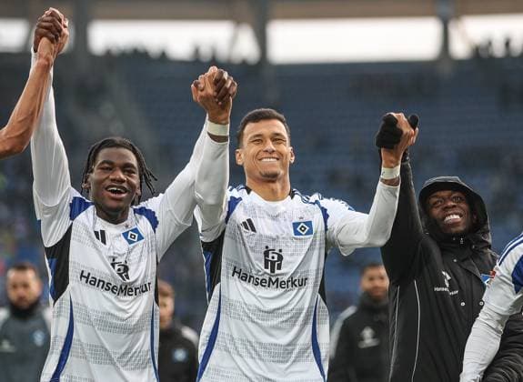 Celebrating with the fans Fabio Balde Hamburger SV, 45 Davie Selke Hamburger SV, 27 Jean Luc Dompe Hamburger SV, 7 , Karlsruher SC vs Hamburger SV, Football, 2 Bundesliga, Matchday 14, 2024 2025, 01 12 2024, DFL REGULATES PROHIBIT ANY USE OF PHOTOGRAPHS AS IMAGE SEQUENCES AND OR QUASI VIDEO, Karlsruher SC vs Hamburger SV, Football, 2 Bundesliga, Matchday 14, 2024 2025, 01 12 2024 Karlsruhe Copyright: xEibner-Pressefoto JanxPrihodax EP_JPA