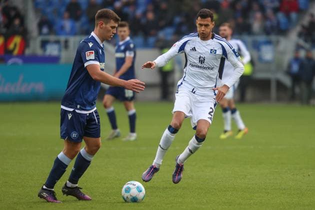 Davie Selke Hamburger SV, 27 presses Marcel Beifus Karlsruher SC, 04 , Karlsruher SC vs Hamburger SV, Football, 2 Bundesliga, Matchday 14, 2024 2025, 01 12 2024, DFL REGULATES PROHIBIT ANY USE OF PHOTOGRAPHS AS IMAGE SEQUENCES AND OR QUASI VIDEO, Karlsruher SC vs Hamburger SV, Football, 2 Bundesliga, Matchday 14, 2024 2025, 01 12 2024 Karlsruhe Copyright: xEibner-Pressefoto JanxPrihodax EP_JPA