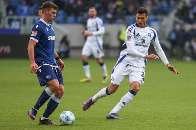 Davie Selke Hamburger SV, 27 presses Marcel Beifus Karlsruher SC, 04 , Karlsruher SC vs Hamburger SV, Football, 2 Bundesliga, Matchday 14, 2024 2025, 01 12 2024, DFL REGULATES PROHIBIT ANY USE OF PHOTOGRAPHS AS IMAGE SEQUENCES AND OR QUASI VIDEO, Karlsruher SC vs Hamburger SV, Football, 2 Bundesliga, Matchday 14, 2024 2025, 01 12 2024 Karlsruhe Copyright: xEibner-Pressefoto JanxPrihodax EP_JPA