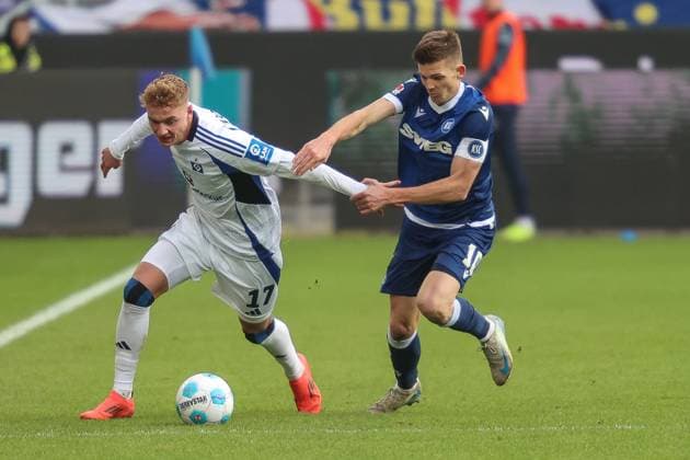 Adam Karabec Hamburger SV, 17 vs Marvin Wanitzek Karlsruher SC, 10 , Karlsruher SC vs Hamburger SV, Football, 2 Bundesliga, Matchday 14, 2024 2025, 01 12 2024, DFL REGULATES PROHIBIT ANY USE OF PHOTOGRAPHS AS IMAGE SEQUENCES AND OR QUASI VIDEO, Karlsruher SC vs Hamburger SV, Football, 2 Bundesliga, Matchday 14, 2024 2025, 01 12 2024 Karlsruhe Copyright: xEibner-Pressefoto JanxPrihodax EP_JPA