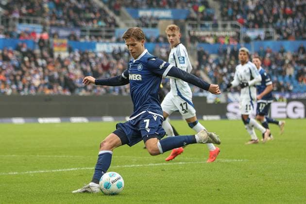 Cross by Dzenis Burnic Karlsruher SC, 07 Adam Karabec Hamburger SV, 17 , Karlsruher SC vs Hamburger SV, Football, 2 Bundesliga, Matchday 14, 2024 2025, 01 12 2024, DFL REGULATIONS PROHIBIT ANY USE OF PHOTOGRAPHS AS IMAGE SEQUENCES AND OR QUASI VIDEO, Karlsruher SC vs Hamburger SV, Football, 2 Bundesliga, Matchday 14, 2024 2025, 01 12 2024 Karlsruhe Copyright: xEibner-Pressefoto JanxPrihodax EP_JPA