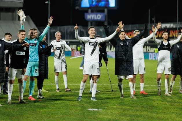 Fisnik Asllani SV 07 Elversberg and teammates celebrate the victory, SV Elversberg vs 1 FC Nuernberg, Soccer, 2 Bundesliga, Matchday 15, Season 2024 2025, 06 12 2024 SV Elversberg vs 1 FC Nuernberg, Soccer, 2 Bundesliga, Matchday 15, Season 2024 2025, 06 12 2024 Copyright: xEibner-Pressefoto AlexanderxNeisx EP_ANS