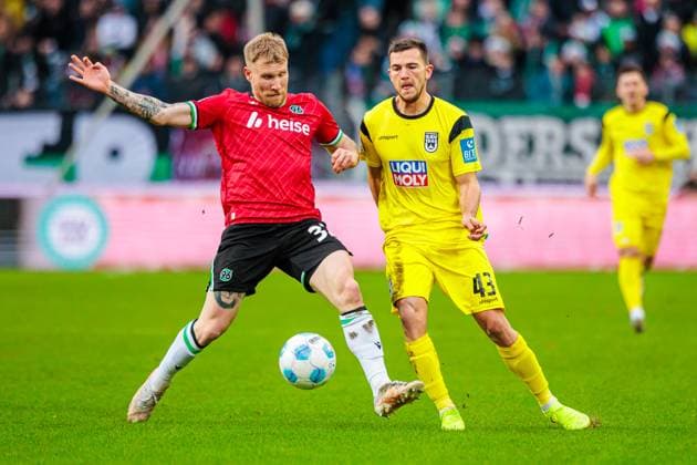 v l Andreas Voglsammer Hannover 96, 32 , Romario Roesch SSV Ulm 1846, 43 GER, Hannover 96 vs SSV Ulm 1846, Football, 2 Bundesliga, Matchday 15, Season 2024 2025, 07 12 2024 DFL Regulations prohibit any use of photographers as image sequences and or quasi video GER, Hannover 96 vs SSV Ulm 1846, Football, 2 Bundesliga, Matchday 15, Season 2024 2025, 07 12 2024 Hannover Copyright: xEibner-Pressefoto JanxRollingerx EP_JSK