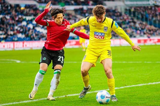 v l Sei Muroya Hannover 96, 21 , Maurice Krattenmacher SSV Ulm 1846, 30 GER, Hannover 96 vs SSV Ulm 1846, Football, 2 Bundesliga, Matchday 15, Season 2024 2025, 07 12 2024 DFL Regulations prohibit any use of photographers as image sequences and or quasi video GER, Hannover 96 vs SSV Ulm 1846, Football, 2 Bundesliga, Matchday 15, Season 2024 2025, 07 12 2024 Hannover Copyright: xEibner-Pressefoto JanxRollingerx EP_JSK
