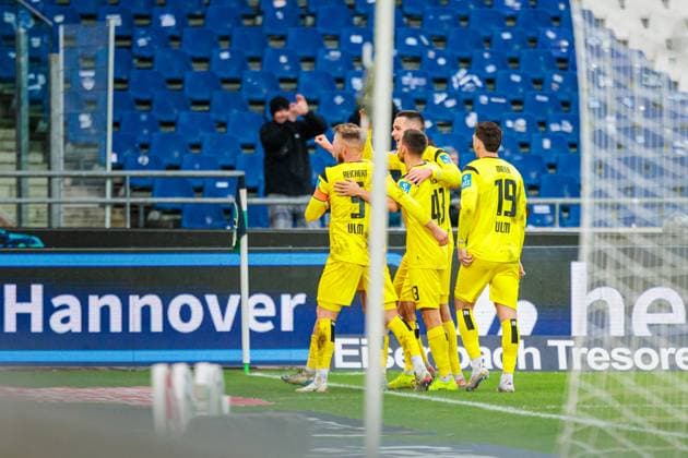 The SSV Ulm 1846 team celebrates after Semir Telalovics goal to make it 0 1 SSV Ulm 1846, 29 GER, Hannover 96 vs SSV Ulm 1846, Football, 2 Bundesliga, Matchday 15, Season 2024 2025, 07 12 2024 DFL Regulations prohibit any use of photographers as image sequences and or quasi video GER, Hannover 96 vs SSV Ulm 1846, Football, 2 Bundesliga, Matchday 15, Season 2024 2025, 07 12 2024 Hannover Copyright: xEibner-Pressefoto JanxRollingerx EP_JSK