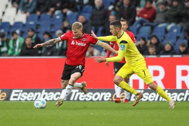 07 12 2024, xtgx, Fußball 2 Bundesliga, Hannover 96 SSV Ulm 1846 emspor, v l Andreas Voglsammer Hannover, 32 , Bastian Allgeier Ulm, 7 Zweikampf, Duell, Kampf, tackle DFL DFB REGULATIONS PROHIBIT ANY USE OF PHOTOGRAPHS as IMAGE SEQUENCES and or QUASI VIDEO Hannover