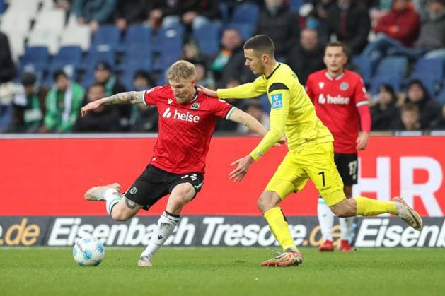 07 12 2024, xtgx, Fußball 2 Bundesliga, Hannover 96 SSV Ulm 1846 emspor, v l Andreas Voglsammer Hannover, 32 , Bastian Allgeier Ulm, 7 Zweikampf, Duell, Kampf, tackle DFL DFB REGULATIONS PROHIBIT ANY USE OF PHOTOGRAPHS as IMAGE SEQUENCES and or QUASI VIDEO Hannover