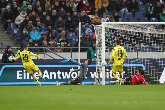 07 12 2024, xtgx, Fußball 2 Bundesliga, Hannover 96 SSV Ulm 1846 emspor, v l Semir Telalovic Ulm, 29 schiesst Tor, schießt, Torschuetze, erzielt Tor, Treffer, scores the goal 0 1 DFL DFB REGULATIONS PROHIBIT ANY USE OF PHOTOGRAPHS as IMAGE SEQUENCES and or QUASI VIDEO Hannover
