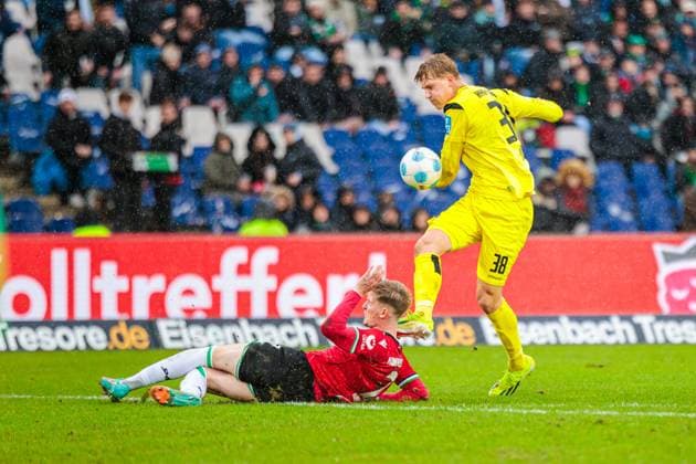 v l Josh Knight Hannover 96, 02 , Luka Hyrylaeinen SSV Ulm 1846, 38 GER, Hannover 96 vs SSV Ulm 1846, Football, 2 Bundesliga, Matchday 15, Season 2024 2025, 07 12 2024 DFL Regulations prohibit any use of photographers as image sequences and or quasi video GER, Hannover 96 vs SSV Ulm 1846, Football, 2 Bundesliga, Matchday 15, Season 2024 2025, 07 12 2024 Hannover Copyright: xEibner-Pressefoto JanxRollingerx EP_JSK