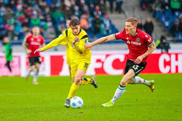 v l Maurice Krattenmacher SSV Ulm 1846, 30 , Marcel Halstenberg Hannover 96, 23 GER, Hannover 96 vs SSV Ulm 1846, Football, 2 Bundesliga, Matchday 15, Season 2024 2025, 07 12 2024 DFL Regulations prohibit any use of photographers as image sequences and or quasi video GER, Hannover 96 vs SSV Ulm 1846, Football, 2 Bundesliga, Matchday 15, Season 2024 2025, 07 12 2024 Hannover Copyright: xEibner-Pressefoto JanxRollingerx EP_JSK