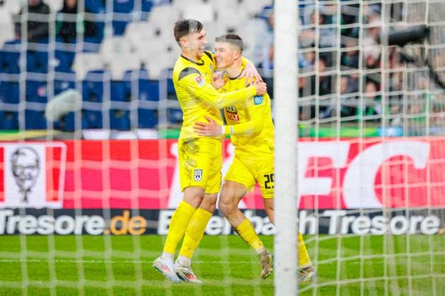 v l Jonathan Meier SSV Ulm 1846, 19 , Semir Telalovic SSV Ulm 1846, 29 celebrates after goal for 0 2 by Semir Telalovic SSV Ulm 1846, 29 GER, Hannover 96 vs SSV Ulm 1846, Football, 2 Bundesliga, Matchday 15, Season 2024 2025, 07 12 2024 DFL Regulations prohibit any use of photographers as image sequences and or quasi video GER, Hannover 96 vs SSV Ulm 1846, Fußball, 2 Bundesliga, 15 Spieltag, Spielzeit 2024 2025, 07 12 2024 Hannover Copyright: xEibner-Pressefoto JanxRollingerx EP_JSK
