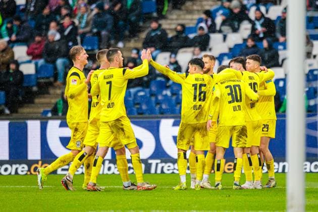 The SSV Ulm 1846 team celebrates after Semir Telalovics goal to make it 0 2 SSV Ulm 1846, 29 GER, Hannover 96 vs SSV Ulm 1846, Football, 2 Bundesliga, Matchday 15, Season 2024 2025, 07 12 2024 DFL Regulations prohibit any use of photographers as image sequences and or quasi video GER, Hannover 96 vs SSV Ulm 1846, Football, 2 Bundesliga, Matchday 15, Season 2024 2025, 07 12 2024 Hannover Copyright: xEibner-Pressefoto JanxRollingerx EP_JSK