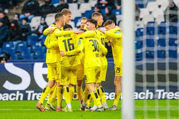 The SSV Ulm 1846 team celebrates after Semir Telalovics goal to make it 0 2 SSV Ulm 1846, 29 GER, Hannover 96 vs SSV Ulm 1846, Football, 2 Bundesliga, Matchday 15, Season 2024 2025, 07 12 2024 DFL Regulations prohibit any use of photographers as image sequences and or quasi video GER, Hannover 96 vs SSV Ulm 1846, Football, 2 Bundesliga, Matchday 15, Season 2024 2025, 07 12 2024 Hannover Copyright: xEibner-Pressefoto JanxRollingerx EP_JSK