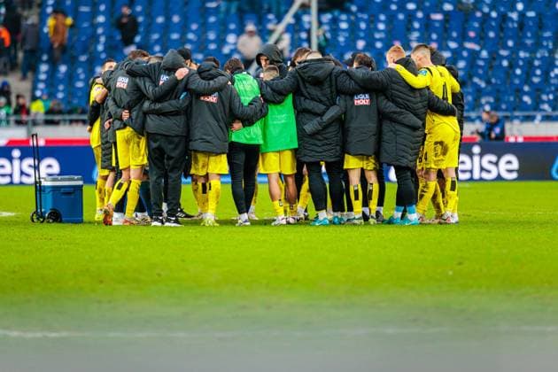 The team of SSV Ulm 1846 is disappointed sad after 3 2 defeat GER, Hannover 96 vs SSV Ulm 1846, Football, 2 Bundesliga, Matchday 15, Season 2024 2025, 07 12 2024 DFL Regulations prohibit any use of photographers as image sequences and or quasi video GER, Hannover 96 vs SSV Ulm 1846, Football, 2 Bundesliga, Matchday 15, Season 2024 2025, 07 12 2024 Hannover Copyright: xEibner-Pressefoto JanxRollingerx EP_JSK
