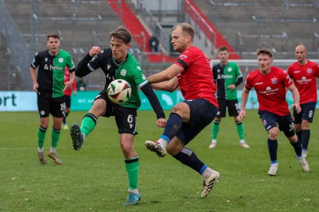 Duel between Sean Busch Hannover 96 II, 09 and Johannes Geis SpVgg Unterhaching, 05 , GER, SpVgg Unterhaching vs Hannover 96 II, Football, 3 Liga, Matchday 17, Season 2024 2025, 07 12 2024, DFL REGULATIONS PROHIBIT ANY USE OF PHOTOGRAPHS AS IMAGE SEQUENCES, GER, SpVgg Unterhaching vs Hannover 96 II, Football, 3 Liga, Matchday 17, Season 2024 2025, 07 12 2024 Unterhaching Copyright: xEibner-Pressefoto JennixMaulx EP_JML