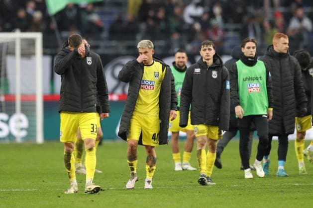 07 12 2024, xtgx, Fußball 2 Bundesliga, Hannover 96 SSV Ulm 1846 emspor, v l Ulm um Felix Higl Ulm, 33 and Niklas Castelle Ulm, 44 enttaeuscht, enttäuscht, schaut enttaeuscht, niedergeschlagen, disappointed DFL DFB REGULATIONS PROHIBIT ANY USE OF PHOTOGRAPHS as IMAGE SEQUENCES and or QUASI VIDEO Hannover