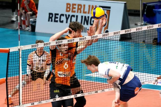 DEU, DVV, 1 VBL, BR Volleys vs Lueneburg, 07 12 2024, Max Schmeling Halle, Berlin, DEU, DVV, 1 VBL, BR Volleys vs Lueneburg, in the picture Johannes Tille BR Volleys 6 , Tobias Krick BR Volleys 21 , Oskar Espeland Lueneburg 9 Photo Juergen Engler nordphoto GmbH nordphotoxGmbHx xEngler nph00076