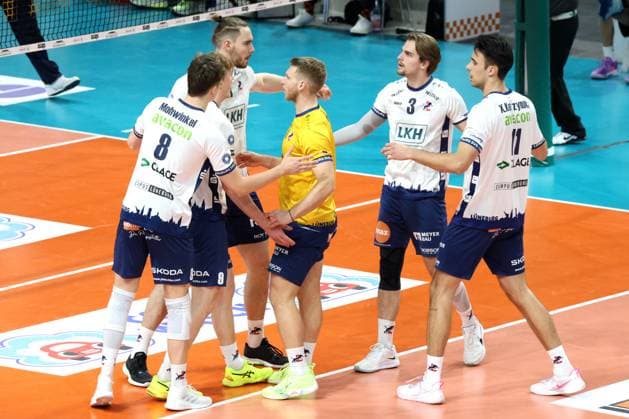 DEU, DVV, 1 VBL, BR Volleys vs Lueneburg, 07 12 2024, Max Schmeling Halle, Berlin, DEU, DVV, 1 VBL, BR Volleys vs Lueneburg, in the picture Lueneburg players circle Photo Juergen Engler nordphoto GmbH nordphotoxGmbHx xEngler nph00076