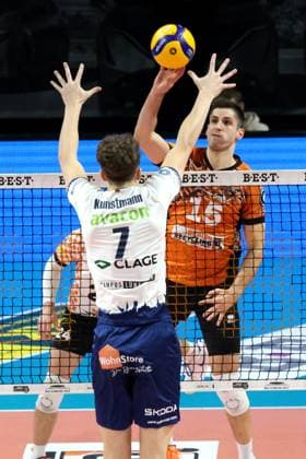 DEU, DVV, 1 VBL, BR Volleys vs Lueneburg, 07 12 2024, Max Schmeling Halle, Berlin, DEU, DVV, 1 VBL, BR Volleys vs Lueneburg, in the picture Moritz Reichert BR Volleys 15 , Joscha Kunstmann Lueneburg 7 Photo Juergen Engler nordphoto GmbH nordphotoxGmbHx xEngler nph00076