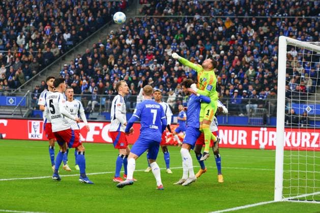 GER,Hamburg, Fußball, DFB, Hamburger SV vs SV Darmstadt 98 , im Hamburger Volksparkstadion , 08 12 2024 , v l Dennis Hadzikadunic Hamburger SV , Isac Lidberg SV Darmstadt 98 , Fraser Hornby SV Darmstadt 98 , Goalkeeper Daniel Heuer Fernandes Hamburger SV DFL regulations prohibit any use of photographs as image sequences and or quasi video Copyright: HMBxMedia FernandoxSoares