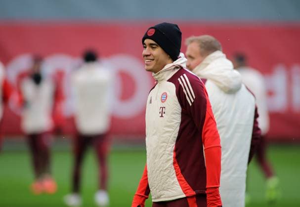 Munich, Germany, 09 December 2024 Football, Men, Season 2024 2025, FC Bayern Munich, Säbener Strasse, Training ground, Final training, Champions League Jamal Musiala FC Bayern Munich head,p upper body, standing, smiling, grinning