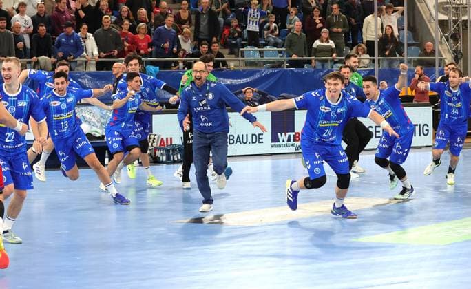 09 12 2024, Germany, Bietigheim, Handball Bundesliga season 2024 2025, SG BBM Bietigheim vs TVB Stuttgart, cheers, roaring cheers, final cheers TVB Stuttgart, middle coach Jürgen Schweikardt