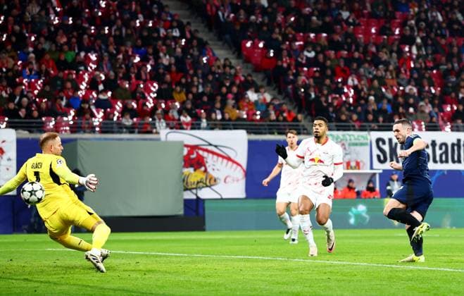 John McGinn of Aston Villa scores a goal to make the score 0-1. RB Leipzig v Aston Villa, UEFA Champions League, Group Stage, Football, Red Bull Arena, Leipzig, Germany - 10 Dec 2024 EDITORIAL USE ONLY No use with unauthorised audio, video, data, fixture lists, club league logos or live services. Online in-match use limited to 120 images, no video emulation. No use in betting, games or single club league player publications. Copyright: xJamesxMarsh Shutterstockx 14984467ab