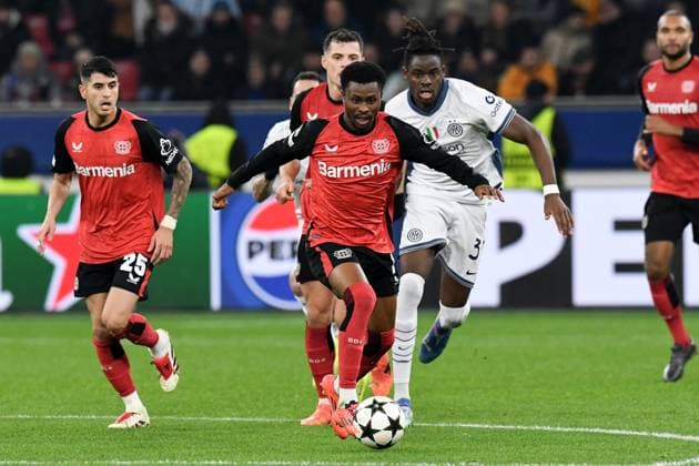 Nathan Tella Bayer 04 Leverkusen beats Yann Aurel Bisseck Inter Milan GER, Bayer 04 Leverkusen vs Inter Milan, Football, UEFA Champions League, League phase, 2024 2025 season, 10 12 2024 GER, Bayer 04 Leverkusen vs Inter Milan, Football, UEFA Champions League, Group stage, 2024 2025 season, 10 12 2024 Leverkusen Copyright: xEibner-Pressefoto ThomasxThienelx EP_TTL