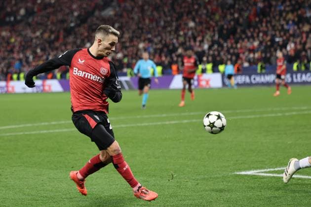 GER, UEFA CL, Bayer 04 Leverkusen GER vs Inter Milan ITA , 10 12 2024, BayArena, Leverkusen, GER, UEFA CL, Bayer 04 Leverkusen GER vs Inter Milan ITA , , pictured Alex Grimaldo Leverkusen 20 , gives the assist for 1 0 nordphotoxGmbHx xMeuter nph00351