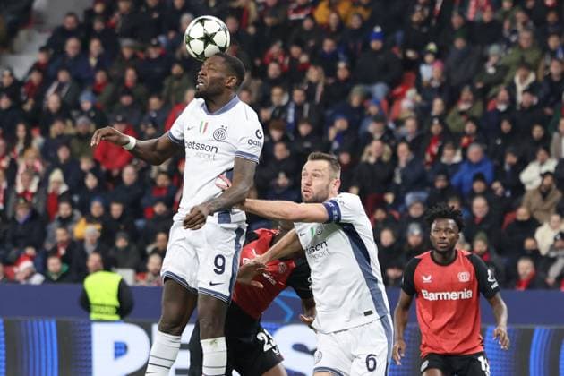 GER, UEFA CL, Bayer 04 Leverkusen GER vs Inter Milan ITA , 10 12 2024, BayArena, Leverkusen, GER, UEFA CL, Bayer 04 Leverkusen GER vs Inter Milan ITA , , pictured Thorsten Kabitz Radio RSG presenter Marcus Thuram Inter Milan 9 , in the Milan penalty area nordphotoxGmbHx xMeuter nph00351