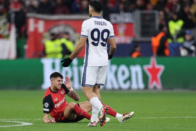 GER, UEFA CL, Bayer 04 Leverkusen GER vs Inter Milan ITA , 10 12 2024, BayArena, Leverkusen, GER, UEFA CL, Bayer 04 Leverkusen GER vs Inter Milan ITA , , pictured Piero Hincapie Leverkusen 3 , injury hurt pain, being treated, nordphotoxGmbHx xMeuter nph00351