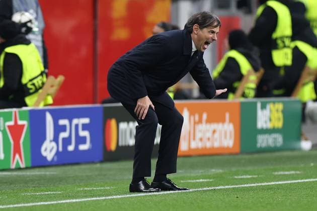 GER, UEFA CL, Bayer 04 Leverkusen GER vs Inter Milan ITA , 10 12 2024, BayArena, Leverkusen, GER, UEFA CL, Bayer 04 Leverkusen GER vs Inter Milan ITA , , in the picture Simone Inzaghi coach head coach Inter Milan , gets very upset, gestures, facial expressions, emotions, dissatisfied disappointed dejected, nordphotoxGmbHx xMeuter nph00351
