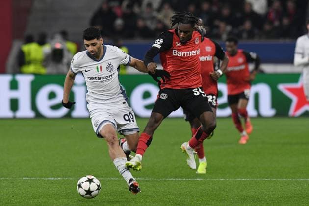 Jeremie Frimpong Bayer 04 Leverkusen in duel with Mehdi Taremi Inter Milan GER, Bayer 04 Leverkusen vs Inter Milan, Football, UEFA Champions League, League phase, Season 2024 2025, 10 12 2024 DFL REGULATES PROHIBIT ANY USE OF PHOTOGRAPHS AS IMAGE SEQUENCES AND OR QUASI VIDEO GER, Bayer 04 Leverkusen vs Inter Milan, Football, UEFA Champions League, League phase, 2024 2025 season, 10 12 2024 Leverkusen Copyright: xEibner-Pressefoto ThomasxThienelx EP_TTL