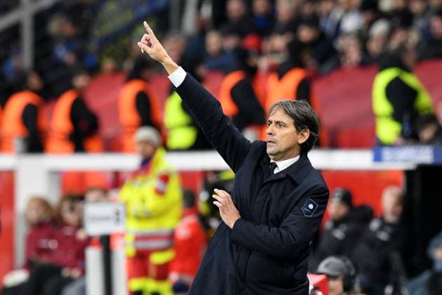 Coach Simone Inzaghi Inter Milan gives instructions GER, Bayer 04 Leverkusen vs Inter Milan, Football, UEFA Champions League, League Phase, 2024 2025 Season, 10 12 2024 DFL REGULATIONS PROHIBIT ANY USE OF PHOTOGRAPHS AS IMAGE SEQUENCES AND OR QUASI VIDEO GER, Bayer 04 Leverkusen vs Inter Milan, Football, UEFA Champions League, League Phase, 2024 2025 Season, 10 12 2024 Leverkusen Copyright: xEibner-Pressefoto ThomasxThienelx EP_TTL