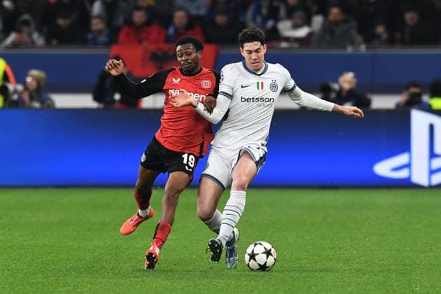 Nathan Tella Bayer 04 Leverkusen in duel with Alessandro Bastoni Inter Milan GER, Bayer 04 Leverkusen vs Inter Milan, Football, UEFA Champions League, League Phase, 2024 2025 Season, 10 12 2024 DFL REGULATIONS PROHIBIT ANY USE OF PHOTOGRAPHS AS IMAGE SEQUENCES AND OR QUASI VIDEO GER, Bayer 04 Leverkusen vs Inter Milan, Football, UEFA Champions League, League Phase, 2024 2025 Season, 10 12 2024 Leverkusen Copyright: xEibner-Pressefoto ThomasxThienelx EP_TTL