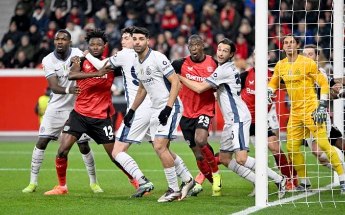 BayArena Leverkusen, 10 12 2024, Soccer UEFA Champions League Season 2024 25 6 Matchday, Bayer 04 Leverkusen B04 vs Inter Milan INT Scramble in the penalty area at a corner kick, from left Marcus Thuram INT , Edmond Tapsoba B04 , Alessandro Bastoni INT ,Mehdi Taremi INT , Nordi Mukiele B04 ,Matteo Darmian INT , TW Yann Sommer INT