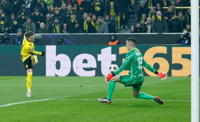 Picture Goalkeeper, Goalkeeper Inaki Pena FC Barcelona, 13 r clears a shot by Marcel Sabitzer Borussia Dortmund, 20 , 11 12 2024, Football, Champions League, Borussia Dormund FC Barcelona, GER, Dortmund, Signal Iduna Park Copyright: HMBxMedia xHeikoxBecker