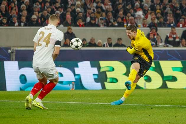Jeff Chabot VfB Stuttgart, 24 and Cedric Itten BSC Young Boys, 09 fighting for the ball , Football, UEFA Champions League, Matchday 6, 2024 2025, VfB Stuttgart vs Young Boys Bern, 11 12 2024, Arena Stuttgart, Stuttgart, Germany Stuttgart Arena Stuttgart Baden Württemberg Germany Copyright: xGrantxHubbsx