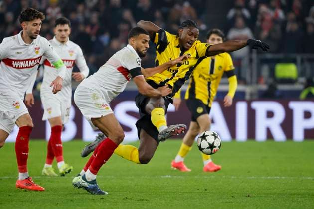 Josha Vagnoman VfB Stuttgart, 04 and Joel Monteiro BSC Young Boys, 77 in duel , Football, UEFA Champions League, Matchday 6, 2024 2025, VfB Stuttgart vs Young Boys Bern, 11 12 2024, Arena Stuttgart, Stuttgart, Germany Stuttgart Arena Stuttgart Baden Württemberg Germany Copyright: xGrantxHubbsx