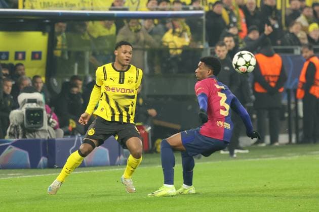 Julien Duranville Borussia Dortmund, 16 Alejandro Balde FC Barcelona, 3 GER, Borussia Dortmund vs FC Barcelona, Football, Champions League, Matchday 6, Season 2024 2025, 11 12 2024 DFL REGULATIONS PROHIBIT ANY USE OF PHOTOGRAPHS AS IMAGE SEQUENCES AND OR QUASI VIDEO GER, Borussia Dortmund vs FC Barcelona, Football, Champions League, Matchday 6, Season 2024 2025, 11 12 2024 Dortmund Copyright: xEibner-Pressefoto FrankxZeisingx EP_FZG