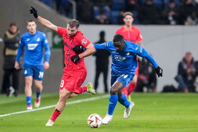 v li Daniel Popa FCSB Bucharest, 19 , Stanley Pierre Nsoki N Soki, Hoffenheim, 34 , duel, duel scene, duel, tackle, tackling, dynamics, action, action, 12 12 2024, Sinsheim Germany , Football, UEFA Europa League, Group stage, TSG 1899 Hoffenheim FCSB Bucharest, REGULATIONS PROHIBIT ANY USE OF PHOTOGRAPHS AS IMAGE SEQUENCES AND OR QUASI VIDEO xozx