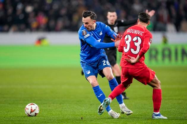 v li Haris Tabakovic Hoffenheim, 26 , Risto Radunovic FCSB Bucharest, 33 , duel, duel scene, duel, tackle, tackling, dynamics, action, action, 12 12 2024, Sinsheim Germany , Football, UEFA Europa League, Group stage, TSG 1899 Hoffenheim FCSB Bucharest, REGULATIONS PROHIBIT ANY USE OF PHOTOGRAPHS AS IMAGE SEQUENCES AND OR QUASI VIDEO xozx