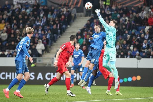 Battle for the ball Arthur Chaves TSG 1899 Hoffenheim, 35 vs Stefan Tarnovanu FCSB Bucharest, Goalkeeper 32 , TSG 1899 Hoffenheim vs FCSB Bucharest, Football, UEFA Europa League, Matchday 6, 2024 2025, 12 12 2024, TSG 1899 Hoffenheim vs FCSB Bucharest, Football, UEFA Europa League, Matchday 6, 2024 2025, 12 12 2024 Sinsheim Copyright: xEibner-Pressefoto JanxPrihodax EP_JPA